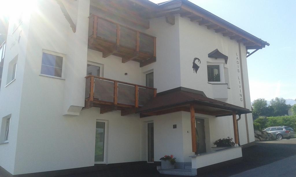 Ladis Living Lägenhet Exteriör bild